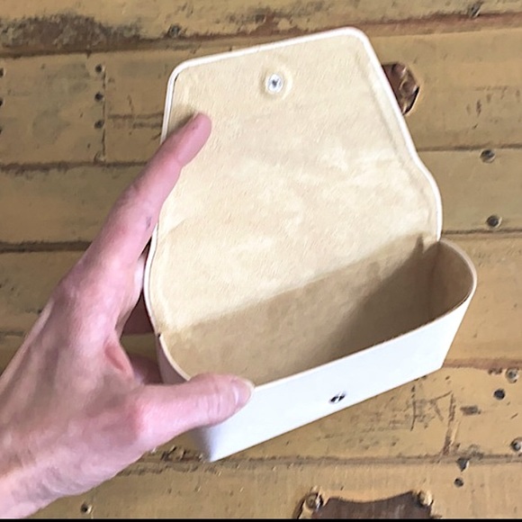 🕶 MICHAEL KORS IVORY LEATHER SUNGLASSES HARD CASE - Picture 4 of 6